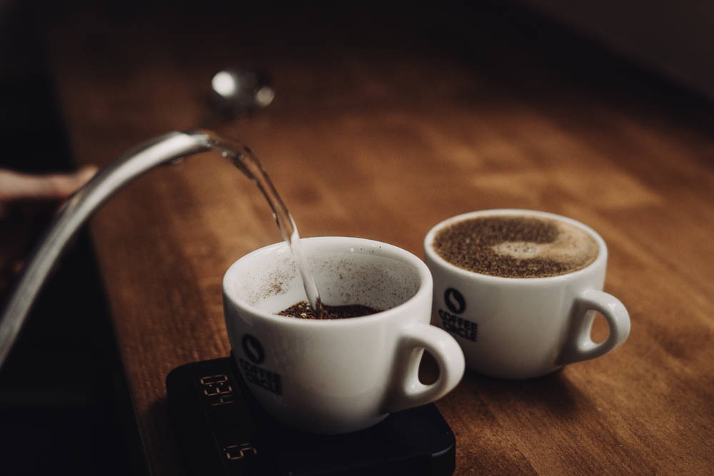 Beim professionellen Cupping Die Wasserdosierung muss genau gehandhabt werden