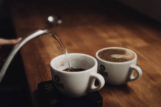 Beim professionellen Cupping Die Wasserdosierung muss genau gehandhabt werden