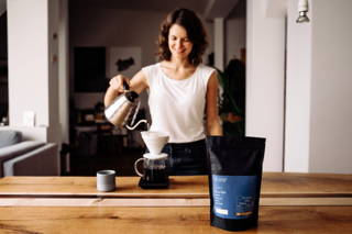 Karibu Kaffee Karibu Filterkaffee aufbrühen mit dem Hario Handfilter