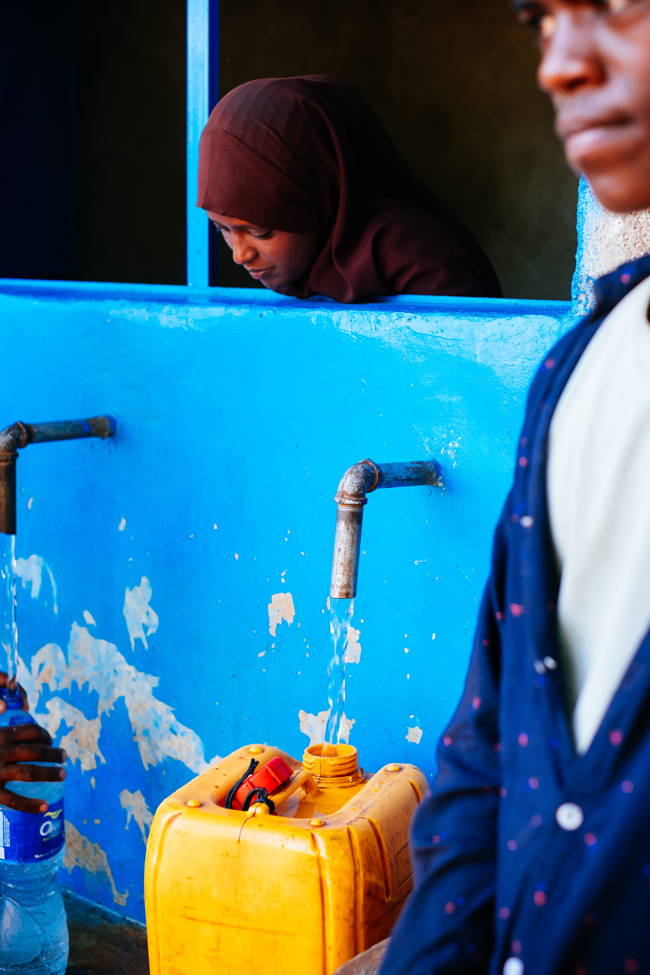 Die Wasserkioske sind täglich zwei Mal geöffnet. Für jeden Kiosk gibt es eine Person, die dort Verantwortung übernimmt und die Ausgabe des Wassers regelt.