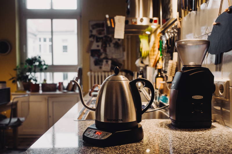 Wasserkocher und Kaffeemühle