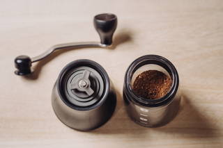 Frisches Kaffeemehl Sehr homogen aus der Hario Mini Mill Plus