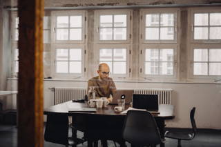Felix im Meetingraum Ganz in die Arbeit vertieft