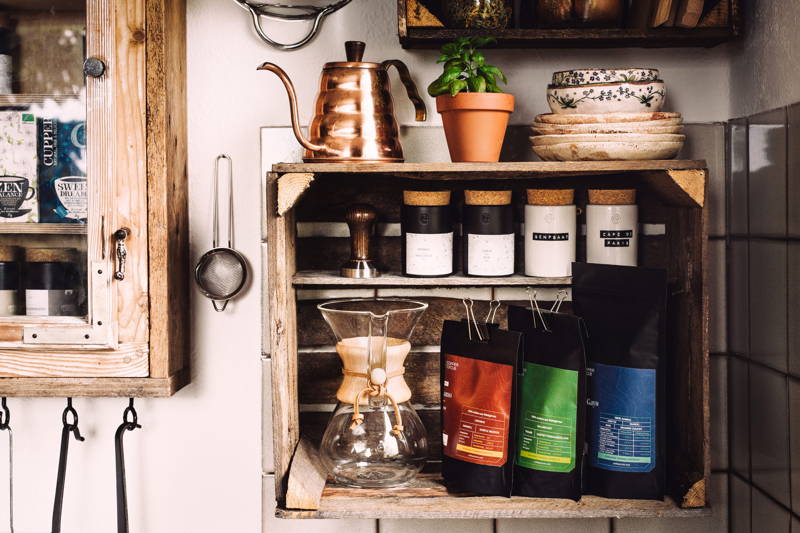 Limu Sidamo und Gano Grayo Limu Sidamo und Gano Grayo in einem Regal mit der Chemex und dem Hario Wasserkocher in de Küche