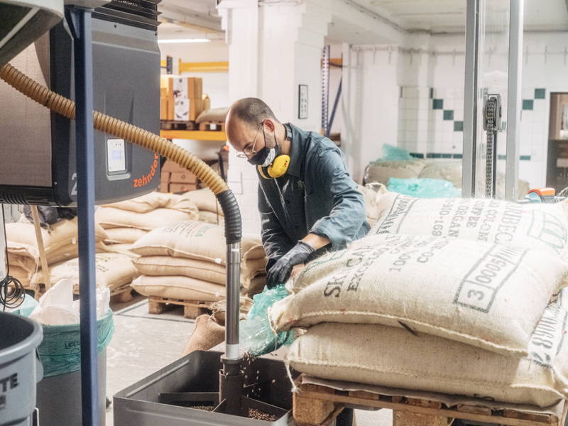 Hannes in der Rösterei