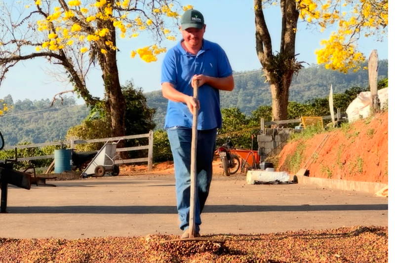 APAS Farmer mit Rohkaffee, Brasilien