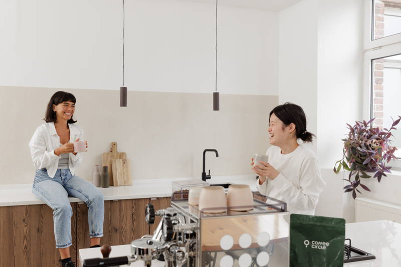 Kaffeemoment Lachen mit Lampe