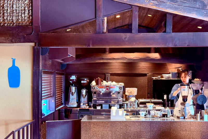 Barista in einem Café in Japan