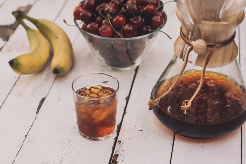Fill the ground coffee into the damp paper filter and brew your coffee with 300 ml of hot water as usual with the Chemex. The direct contact with the ice cubes cools the filter coffee quickly and removes its bitter substances.