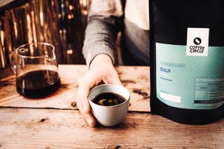 Guji genießen guji tasse kaffee
