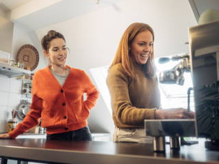 Zwei Frauen beim Kaffee trinken zu Hause in der Küche