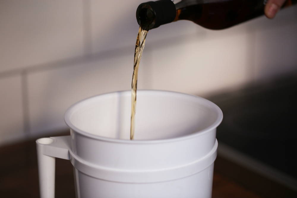 Kaffeelikör aus dem Toddy (Cold Brew Maker) Rum wird hinzugefügt