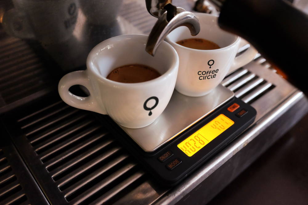 Espresso Zubereitung in Coffee Circle Espressotassen mit Waage