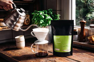 Geta Bore Kaffee Geta Bore Kaffee mit Hario Handfilter und Wasserkocher in der Küche