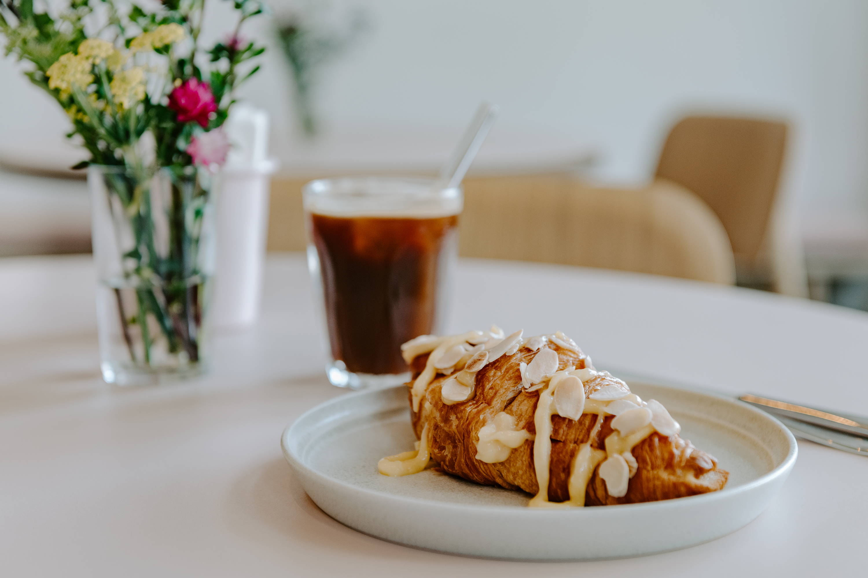 Sparkling Americano und Lemon Curd Croissant im Cafe