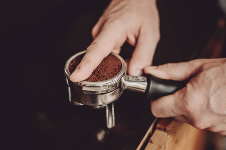 Kaffee im Siebträger glatt streichen