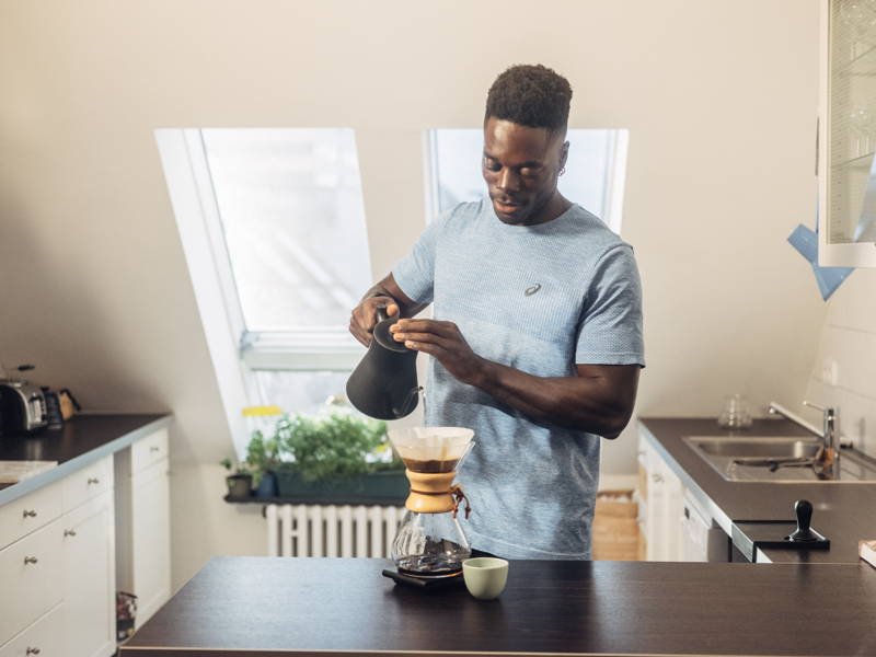 Mit der Chemex zu Hause Kaffee zubereiten.