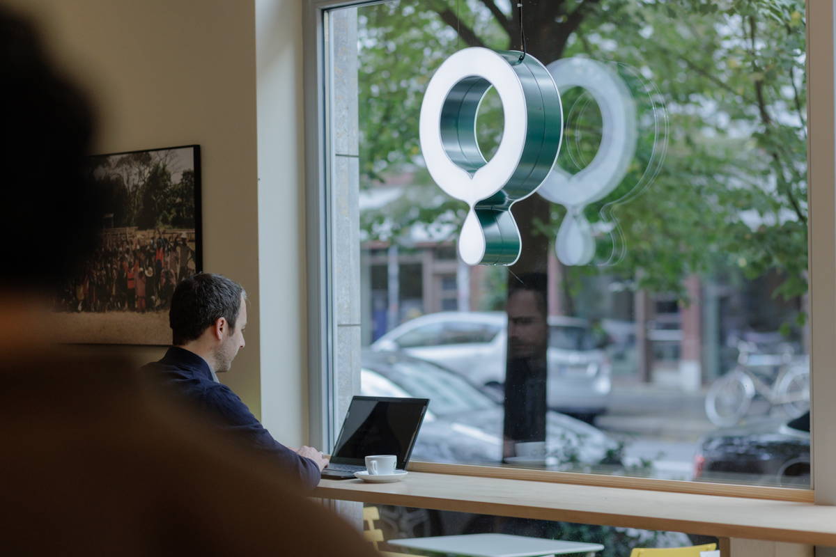Sitzbereich am Schaufenster im Coffee Circle Café Mitte