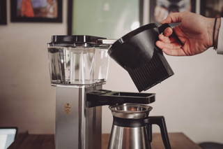 Moccamaster Zubereitung Setze nun den Filter zusammen mit dem Kaffee wieder in die Maschine. (Der Griff muss sich dabei rechts befinden)