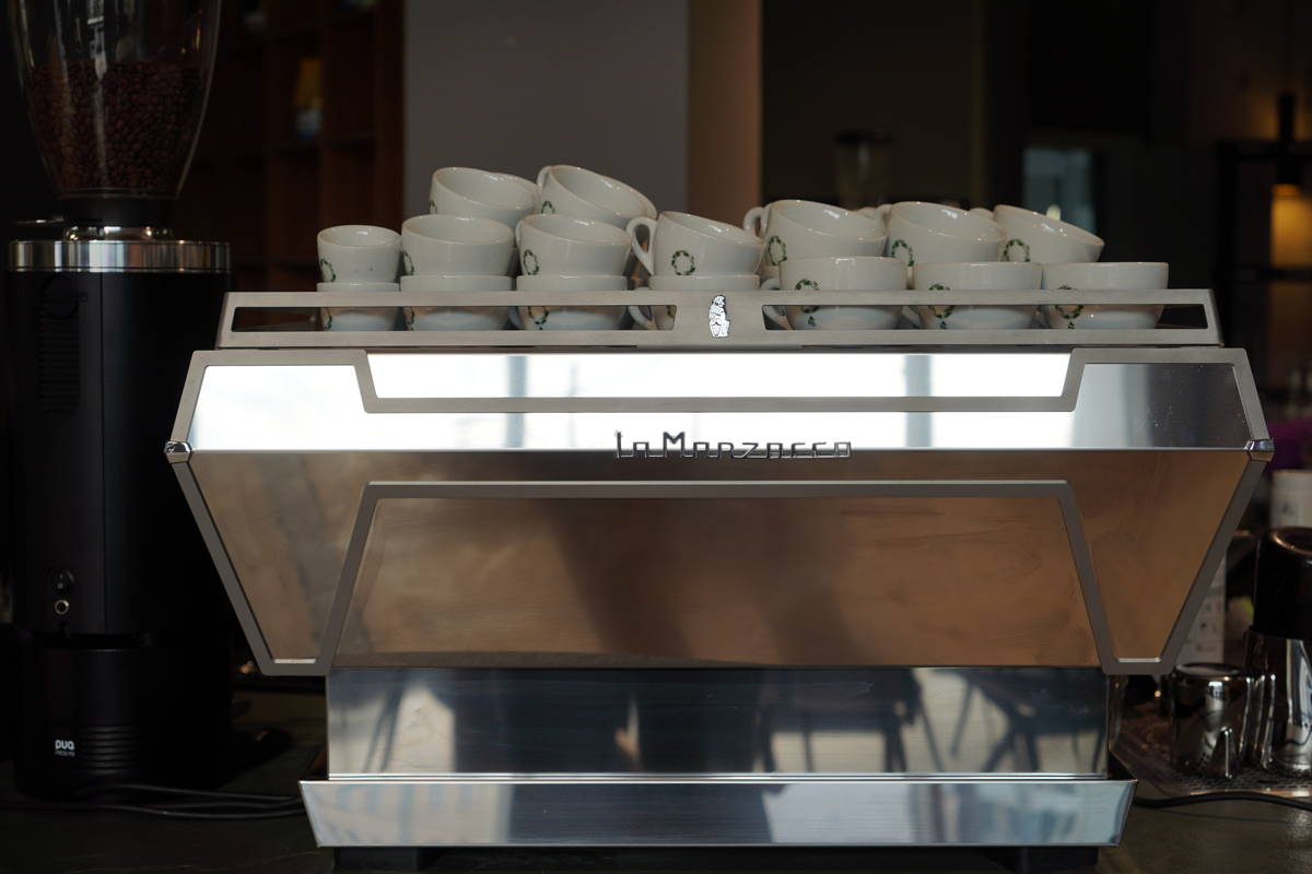 Coffee Circle Torstraße, Bild aus dem Innenraum, vor der Bar, Espressosetup mit La Marzocco Maschine