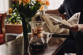 Zeitung lesen und Kaffee trinken Filterkaffee aus der Chemex