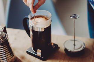 Bialetti French Press Kaffee wird umgerührt