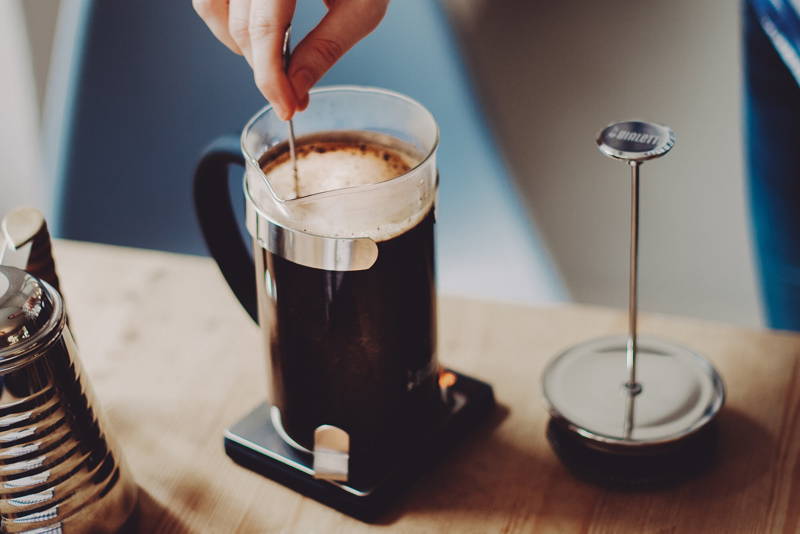 Kaffee wird umgerührt