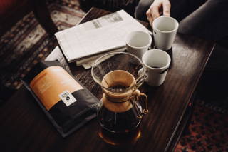 Frisch gebrühter Duromina Filterkaffee aus der Chemex