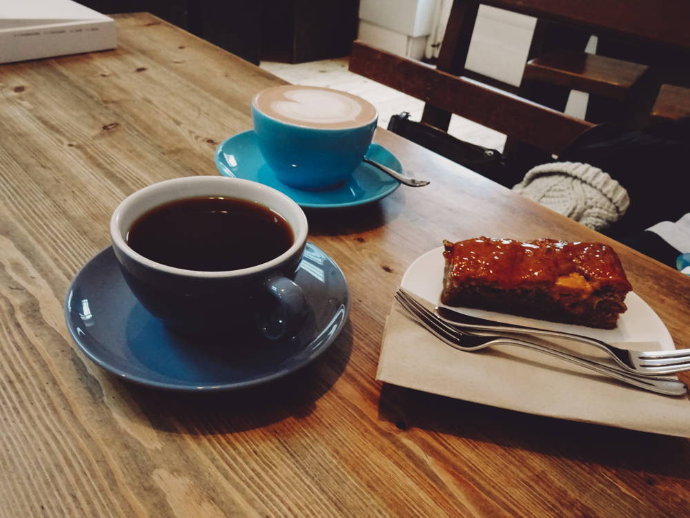 Filterkaffee, Cappuccino und leckerer Kuchen Filterkaffee, Cappuccino und leckerer Kuchen