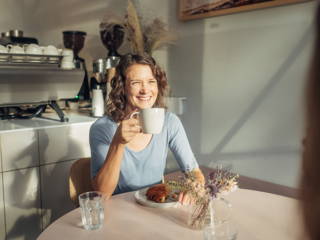 Frau beim Kaffee trinken im Café in Wedding