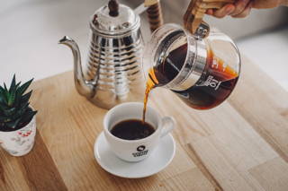 coffeecircle-zubereitungstipps-filterkaffee-7-genießen.jpg Filterkaffee im Handfilter