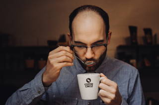 Einschlürfen des Kaffees Unser Röstmeister cuppt mindestens einmal pro Woche