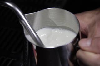 coffee_circle_latte_art6.JPG Milch aufschäumen