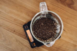 Kaffeedosierung für die French Press Mit der Kaffeefeinwaage am besten