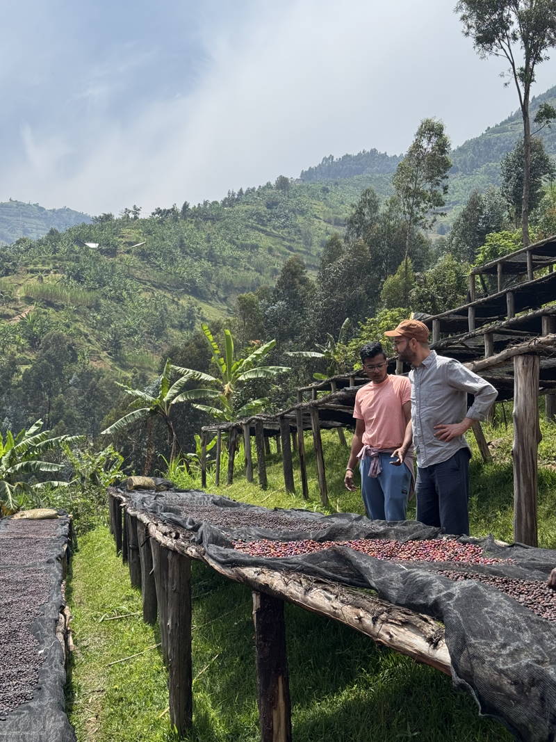 Hannes mit unseren Partner:innen in Ruanda vor Drying Beds