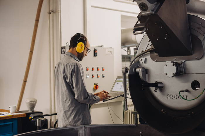 Der Röstprozess Hannes stellt den Röster ein