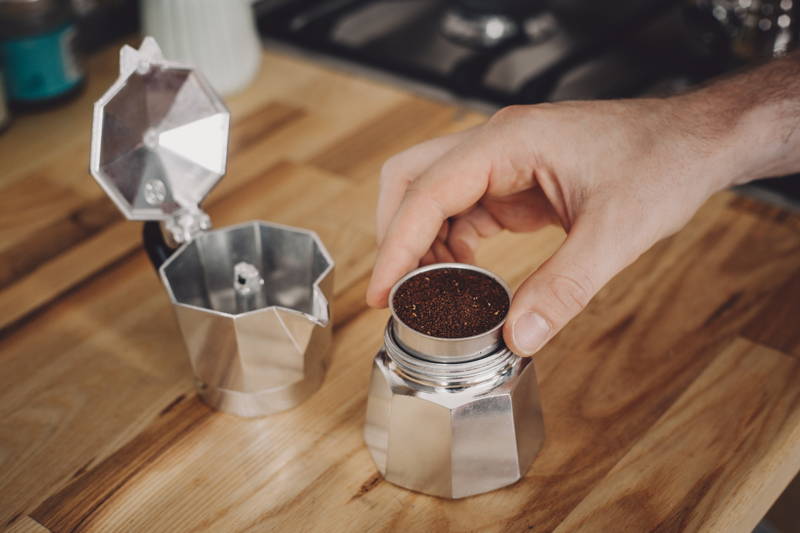 Filter einsetzen, Kaffeepulver einfüllen und Kanne schließen