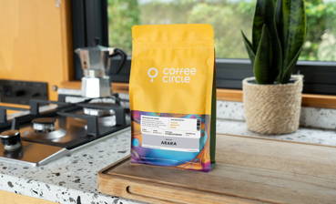 Arara Explorer Kaffee steht auf einer Küchentheke mit einer Bialetti links und einer Pflanze rechts im Hintergrund