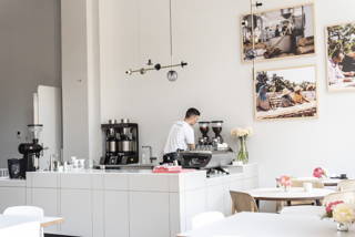 Coffee_Circle_Cafe_Empty_1.JPG café