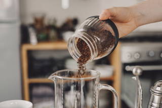 Füge den Kaffee in die Kanne Füge den Kaffee in die Kanne