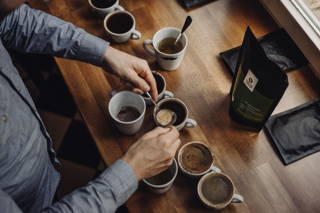 Abschöpfen des Kaffees Beim Cupping