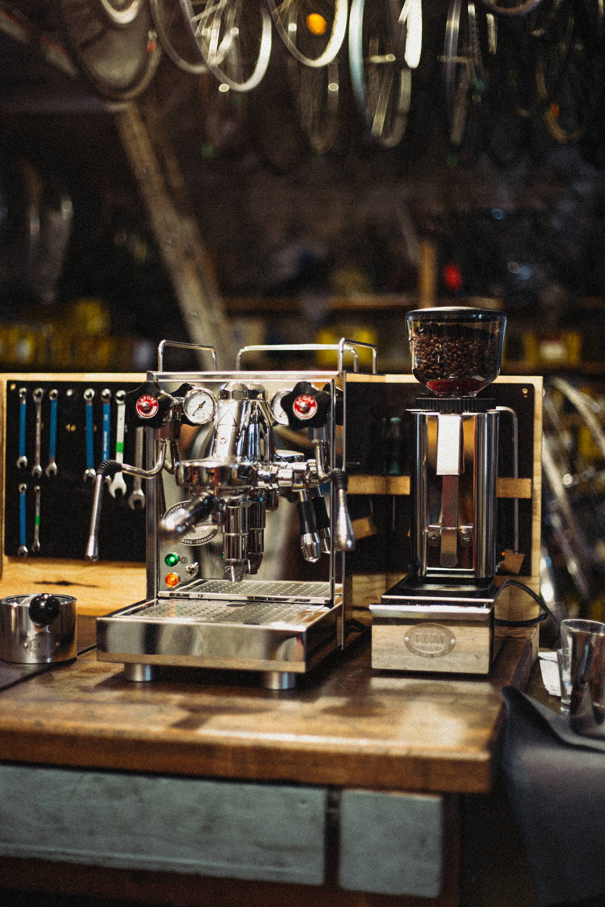 ECM Espressomaschine und Espressomühle in einer Werkstatt