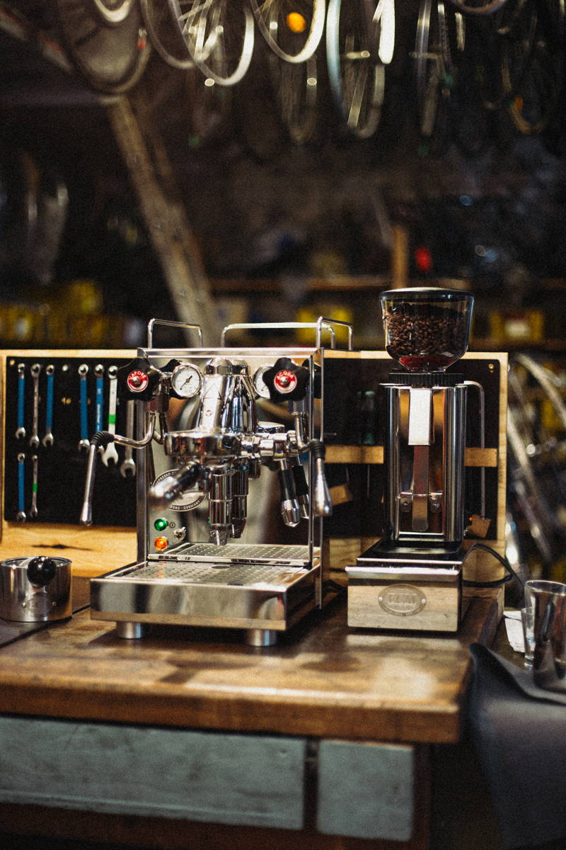 ECM Espressomaschine und Espressomühle in einer Werkstatt