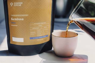Kenissa Filterkaffee Kenissa Filterkaffee wird in eine Tasse gegossen.