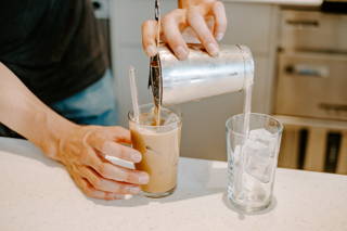 coffeecircle-cafe-berlin-62.jpg Zubereitung eines Mint Frappé im Coffee Circle Cafe