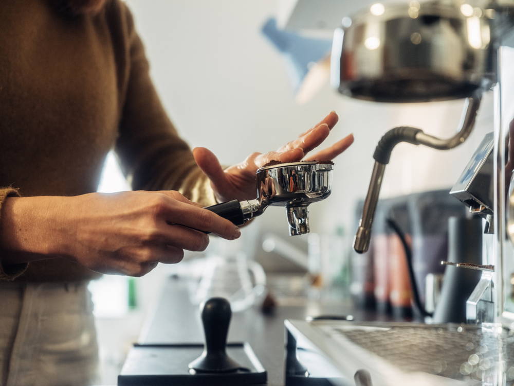 coffee-circle-kaffee-roesterei-kaffee-rebranding-4.jpg Siebträger mit Espresso befüllen