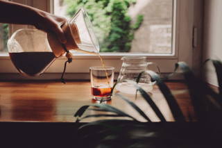 Cold Brew Kokoswasser der Cold Brew wird ins Glas gegeben