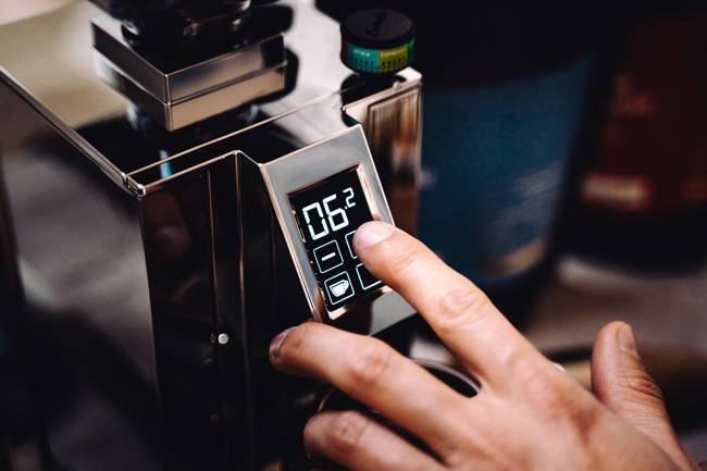 Espresso mahlen mit der Eureka Mignon Mühle für die Bezzera