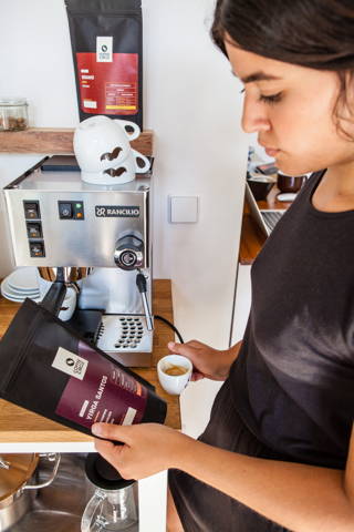 Bewahre deinen Kaffee gut verschlossen in seiner Verpackung auf Bewahre deinen Kaffee gut verschlossen in seiner Verpackung auf