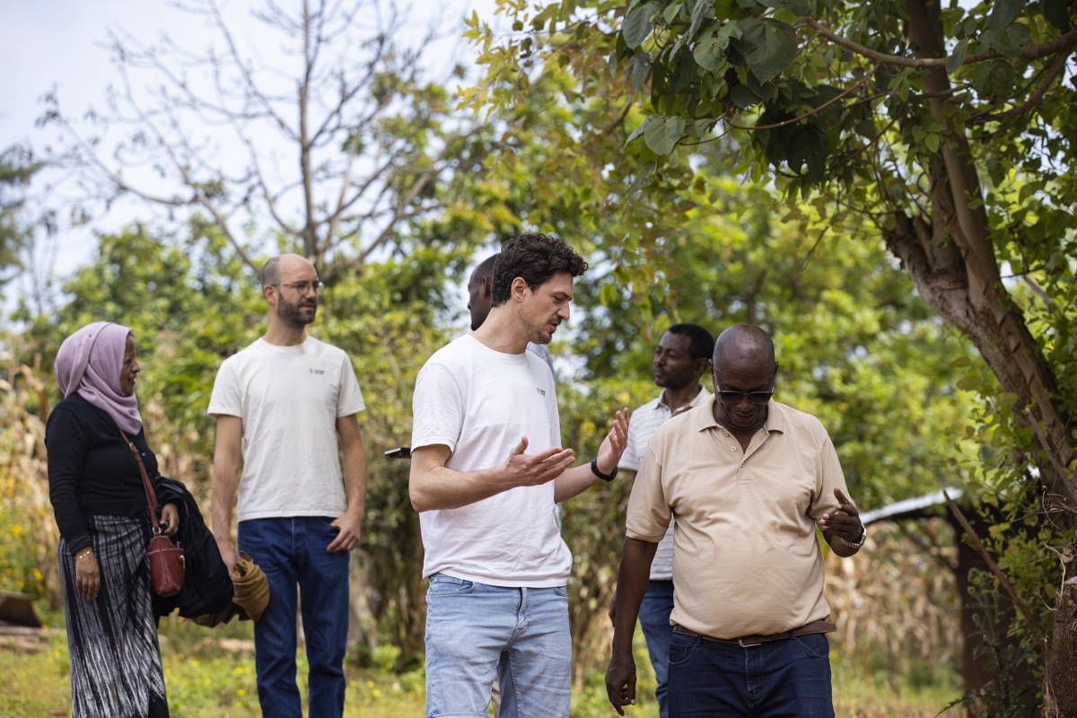 Äthiopien 2024, Martin und Hannes sprechen mit Ansha und weiteren Farmern